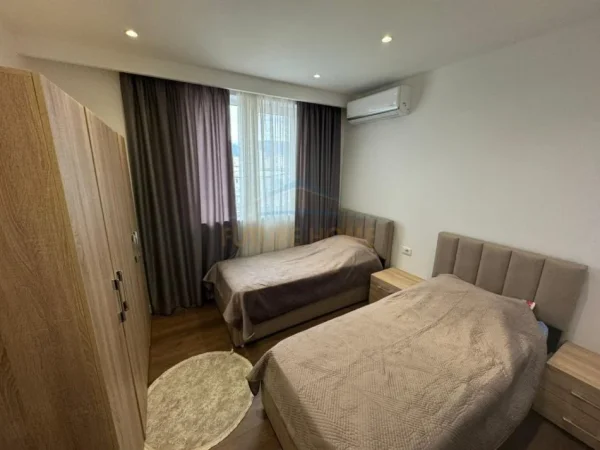 Tirane, jepet me qera apartament 2+1 Kati 8, 80 m² 1.000 € (Rruga Mine Peza)