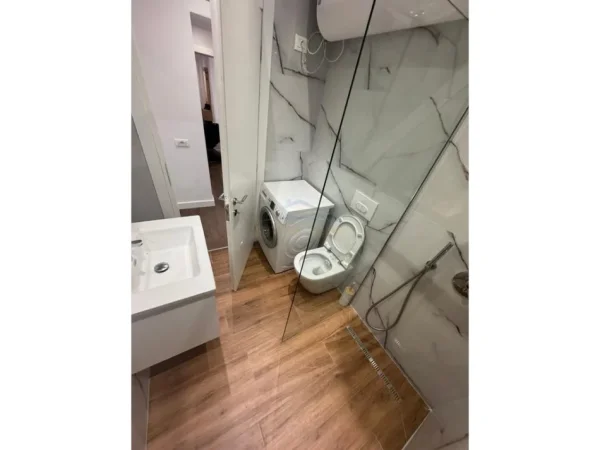 Tirane, jepet me qera apartament 2+1 Kati 8, 75 m² 1.000 € (Rruga Mine Peza)