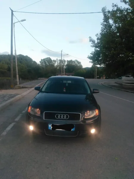 Tirane, shes makine Audi A3 Nafte, blu e errët manuale Kondicioner 300.000 km 3200 €