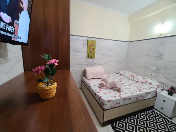 Tirane, jap me qera garsonier 1+1 Kati 1, 36 m² 300 € (Rruga gjon mili)