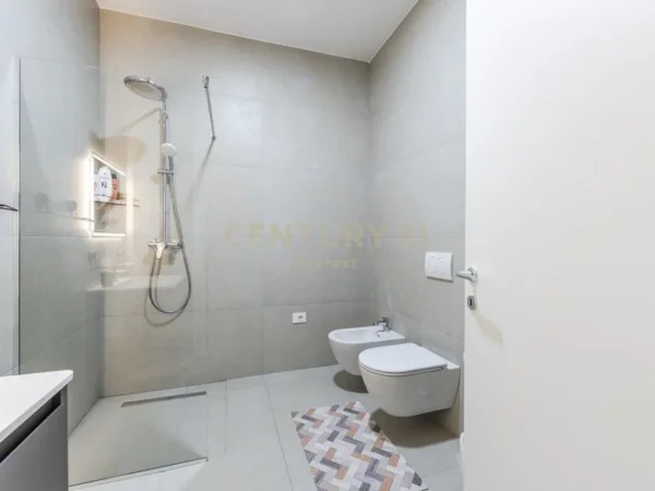 Tirane, jepet me qera apartament 1+1+Ballkon Kati 3, 80 m² 