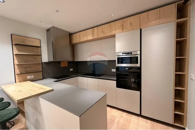 Tirane, jepet me qera apartament 2+1 , 145 m² 1.800 € 