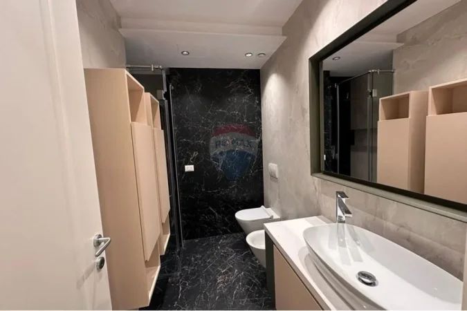 Tirane, jepet me qera apartament 2+1 , 145 m² 1.800 € 