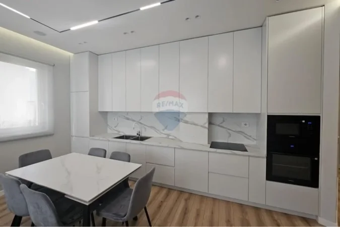 Tirane, jepet me qera apartament 3+1 , 130 m² 1.800 € 