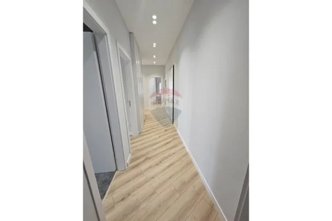 Tirane, jepet me qera apartament 3+1 , 130 m² 1.800 € 