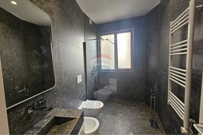 Tirane, jepet me qera apartament 3+1 , 130 m² 1.800 € 