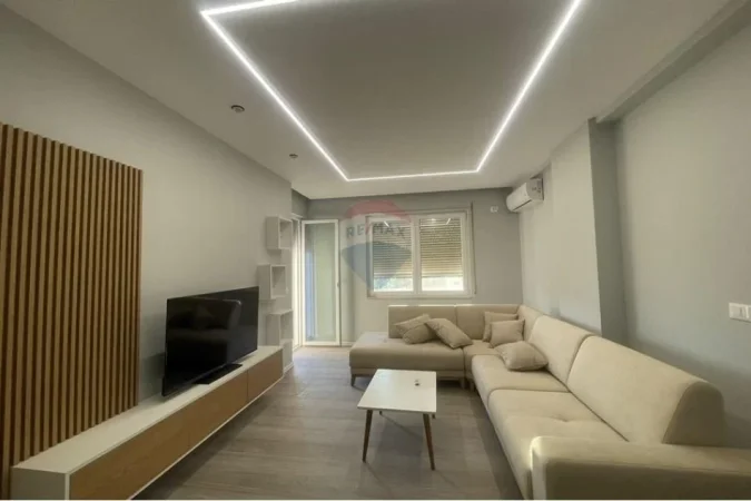 Tirane, jepet me qera apartament 1+1 , 75 m² 600 € (Stacioni i trenit)