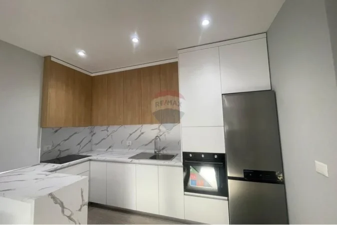 Tirane, jepet me qera apartament 1+1 , 75 m² 600 € (Stacioni i trenit)