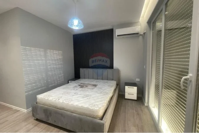Tirane, jepet me qera apartament 1+1 , 75 m² 600 € (Stacioni i trenit)