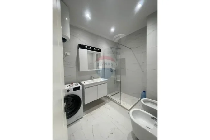 Tirane, jepet me qera apartament 1+1 , 75 m² 600 € (Stacioni i trenit)