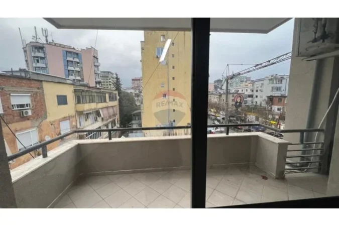 Tirane, jepet me qera 2+1+Ballkon , 115 m² 1.000 € 