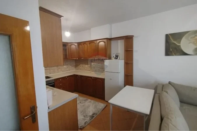 Tirane, jepet me qera 2+1 , 86 m² 550 € (Laprakë)