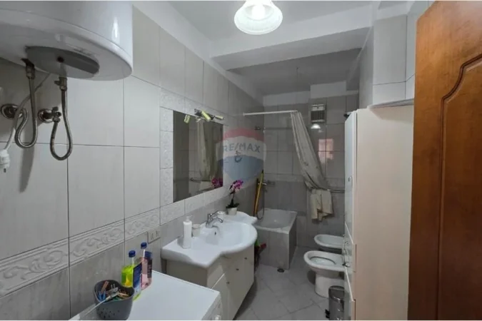 Tirane, jepet me qera apartament 3+1 , 112 m² 700 € 