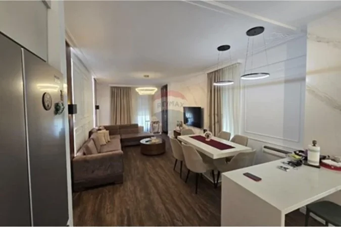 Tirane, jepet me qera apartament 3+1 , 135 m² 1.501 € 