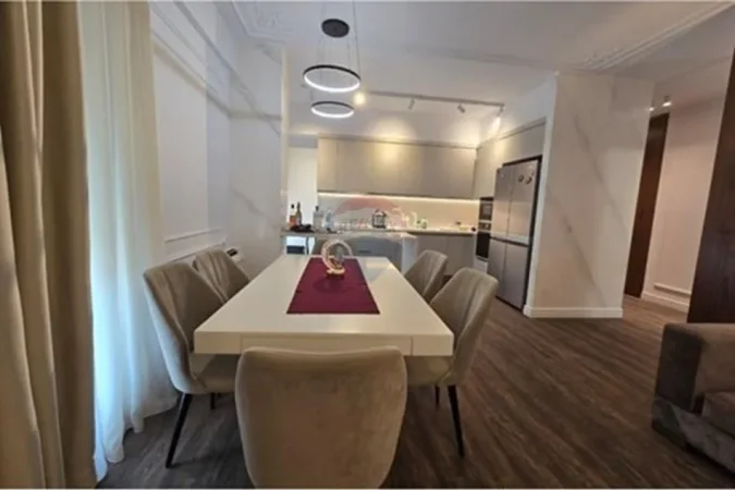 Tirane, jepet me qera apartament 3+1 , 135 m² 1.501 € 