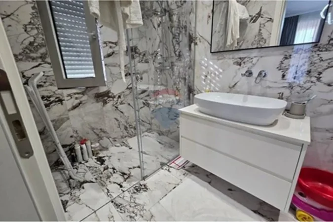 Tirane, jepet me qera apartament 3+1 , 135 m² 1.501 € 