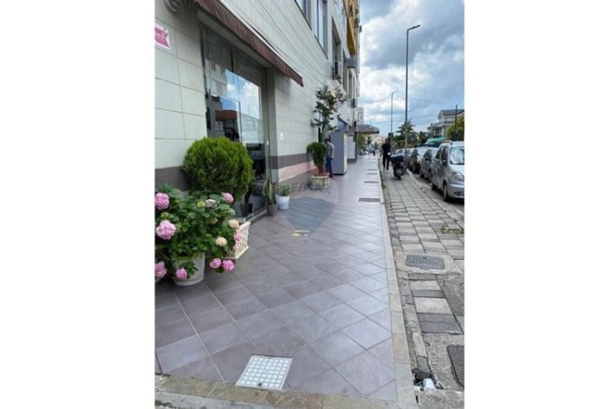 Tirane, jepet me qera , 1.900 m² 2.800 € 