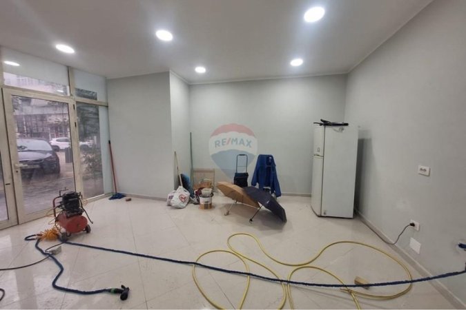 Tirane, jepet me qera dyqan , 40 m² 600 € 