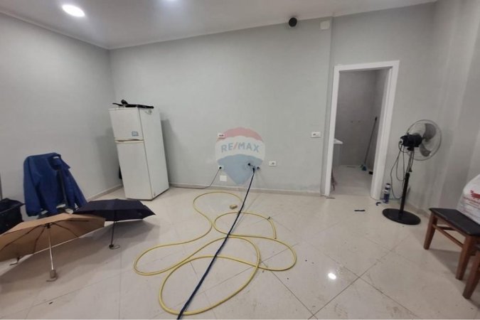 Tirane, jepet me qera dyqan , 40 m² 600 € 