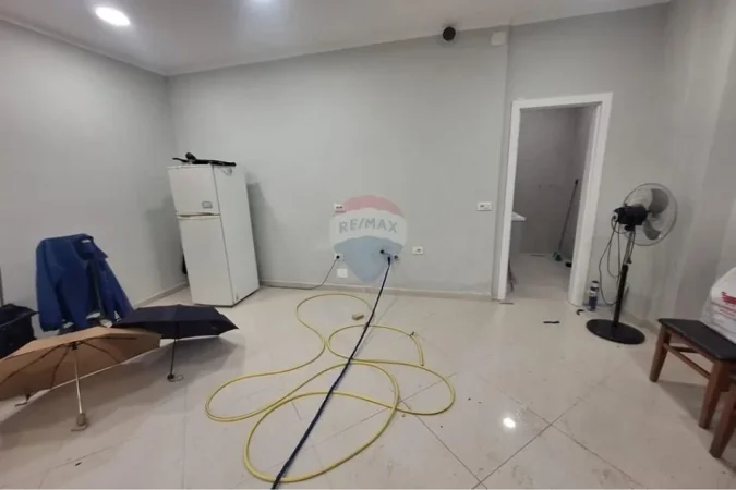 Tirane, jepet me qera dyqan , 40 m² 600 € 