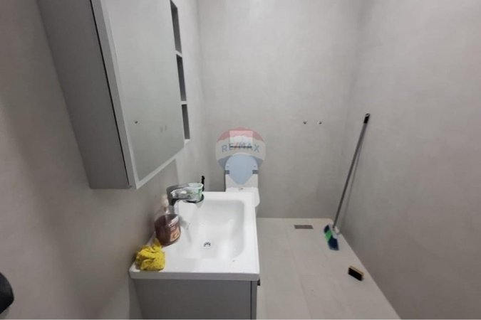 Tirane, jepet me qera dyqan , 40 m² 600 € 