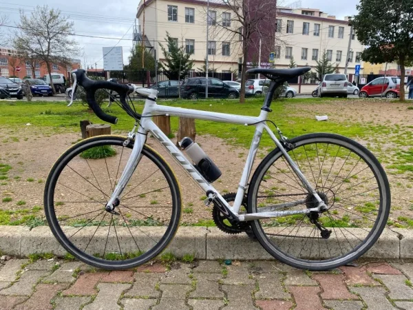 Tirane, shes biciklete Scott e bardhë 230 €