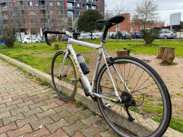 Tirane, shes biciklete Scott e bardhë 230 €