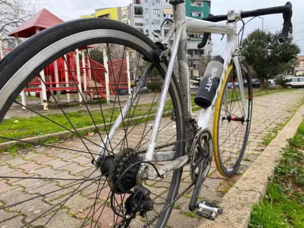 Tirane, shes biciklete Scott e bardhë 230 €