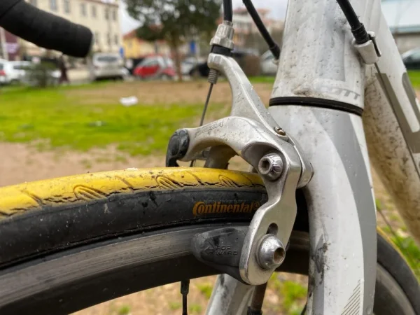 Tirane, shes biciklete Scott e bardhë 230 €