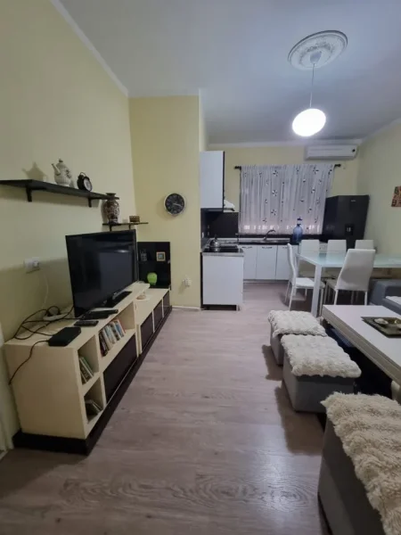 Tirane, jepet me qera apartament 2+1 Kati 2, 85 m² 600 € (Hotel Mondial 21 Dhjetori)