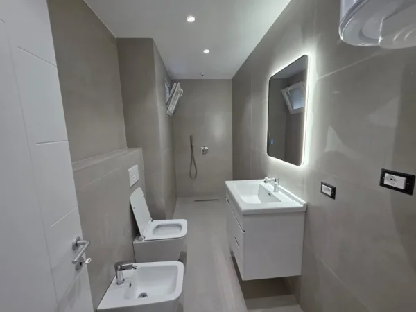 Tirane, shitet 2+1+Ballkon Kati 1, 74 m² 170.000 € (Oxhaku)