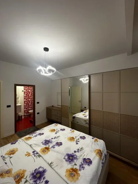 Tirane, jepet me qera apartament 2+1+Ballkon Kati 2, 120 m² 1.000 € (21 Dhjetori)