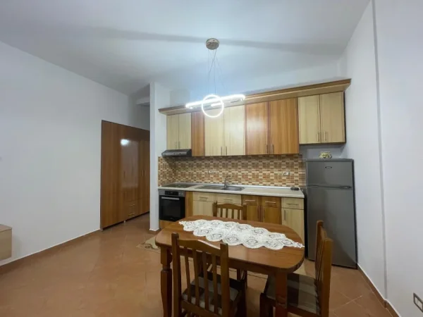 Tirane, jepet me qera apartament 1+1+Ballkon Kati 1, 60 m² 400 € (Inxhinieria Ndertimit)