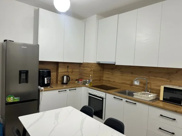 Jepet me qera apartament 2+1 Kati 7, 84 m² 400 € (Univers City)