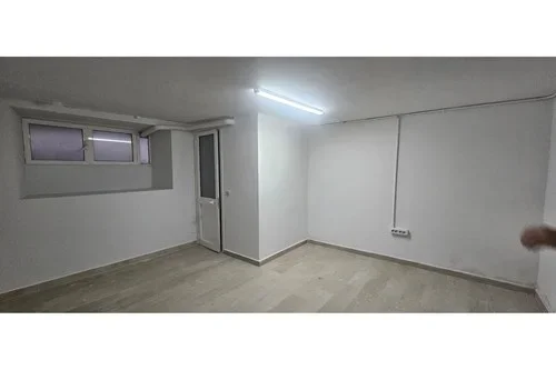 Tirane, jepet me qera dyqan Kati -1, 20 m² 300 € (Pallatet Moskat)