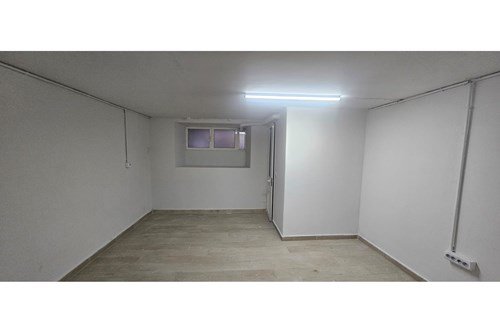 Tirane, jepet me qera ambjent biznesi Kati -1, 20 m² 300 € (Pallatet Moskat)