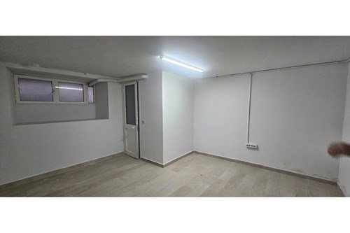Tirane, jepet me qera ambjent biznesi Kati -1, 20 m² 300 € (Pallatet Moskat)