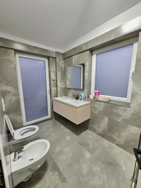 Tirane, jepet me qera apartament 3 Katshe , 170 m² 2.500 € 
