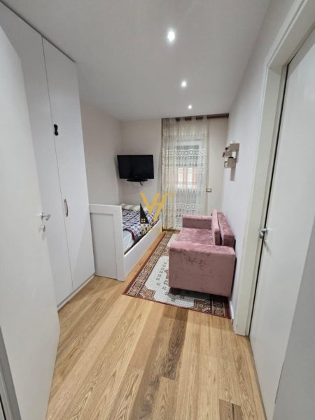 Tirane, jepet me qera apartament 3+1+Ballkon Kati 3, 100 m² 800 € (PAZARI I RI)