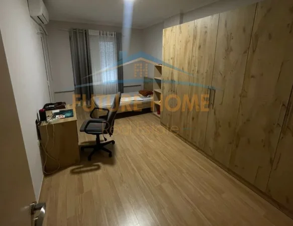 Tirane, jepet me qera apartament 2+1+Ballkon Kati 2, 108 m² 800 € (Kopshti Botanik)