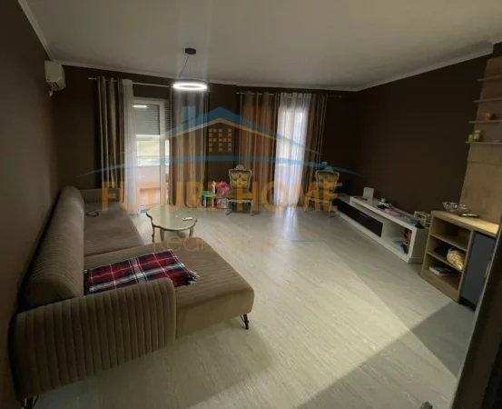 Tirane, jepet me qera apartament 2+1+Ballkon Kati 2, 108 m² 800 € (Kopshti Botanik)