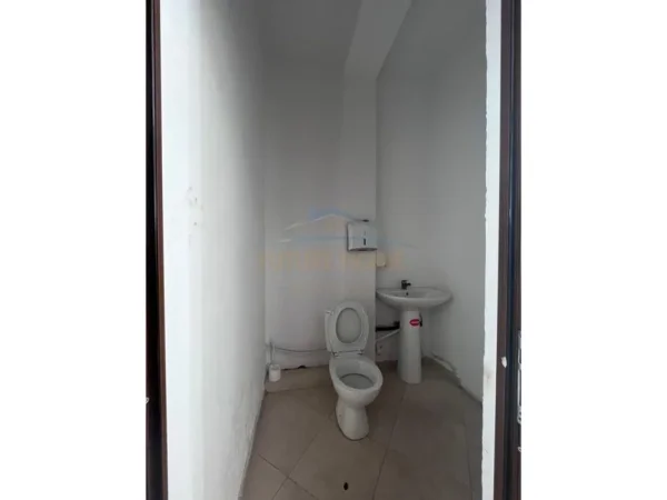 Tirane, jepet me qera zyre Kati 1, 103 m² 1.100 € (21 dhjetori)