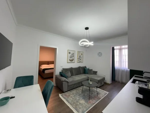 Tirane, jepet me qera apartament 1+1+Ballkon Kati 2, 47 m² 600 € (21 Dhjetori)