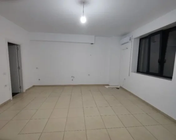 Tirane, jepet me qera dyqan Kati 0, 39 m² 370 € (qender , sheshi skenderbej)