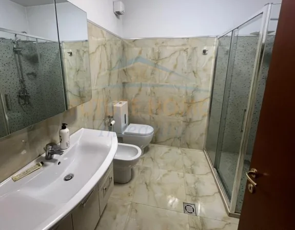 Tirane, jepet me qera apartament 2+1+Ballkon Kati 6, 103 m² 1.000 € (Rruga e Elbasanit, Ambasada Amerikane)