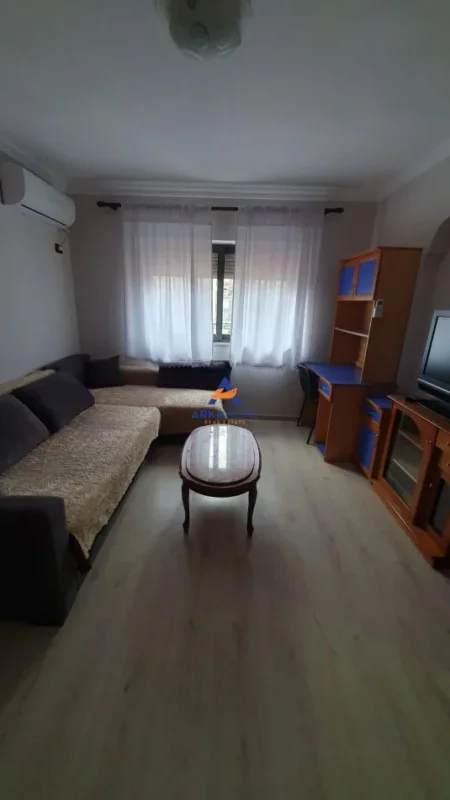 Tirane, jepet me qera apartament 1+1+Ballkon Kati 5, 60 m² 623 € 