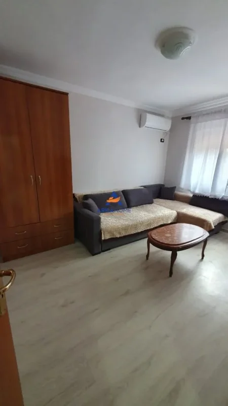 Tirane, jepet me qera apartament 1+1+Ballkon Kati 5, 60 m² 623 € 