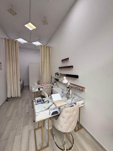 Tirane, jepet me qera dyqan Kati 0, 19 m² 450 € (21 DHJETORI)