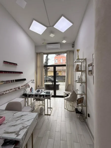 Tirane, jepet me qera dyqan Kati 0, 19 m² 450 € (21 DHJETORI)