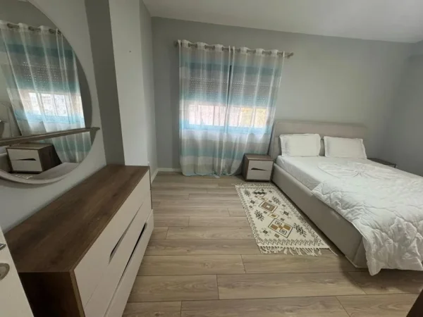 Tirane, jepet me qera apartament 2+1 Kati 4, 100 m² 480 € (Fresku)